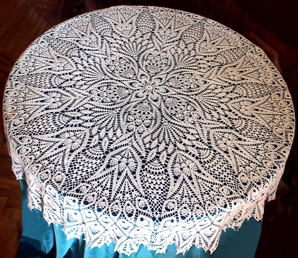 25-free-crochet-tablecloth-patterns-crochet-me